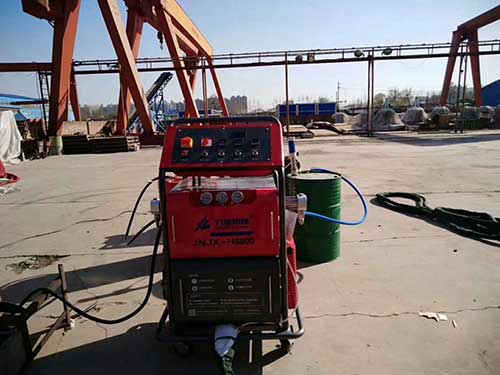 江蘇省移動板房保溫和防水兩用聚氨酯發(fā)泡機(jī)(圖1) 兩用聚氨酯發(fā)泡機(jī)移動板房保溫防水噴涂施工