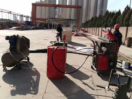 江蘇省移動板房保溫和防水兩用聚氨酯發(fā)泡機(jī)(圖2) 移動板房隔熱保溫聚氨酯發(fā)泡施工現(xiàn)場